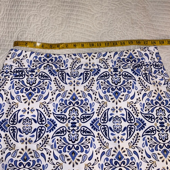 croft & Barrow Effortless Stretch Short in White/Blue Boho Tile 14 - Picture 4 of 7